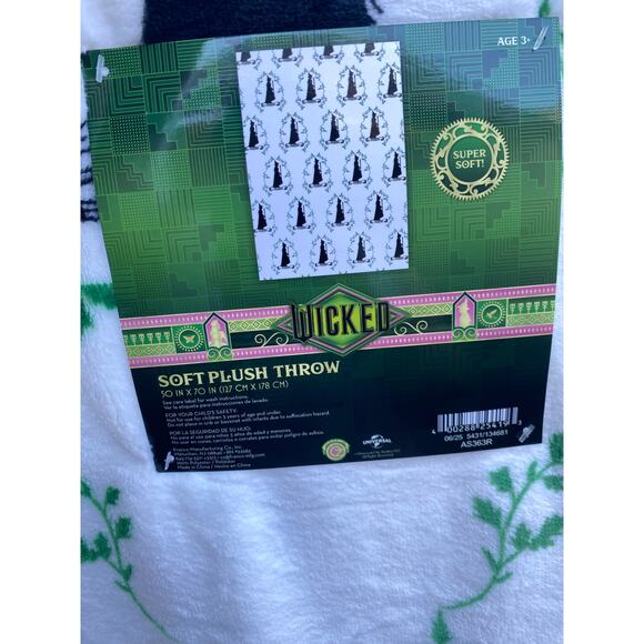 Wicked Elphaba Soft Plush Throw Blanket 50x70 in | Wizard of Oz Broadway Gift - Picture 2 of 6